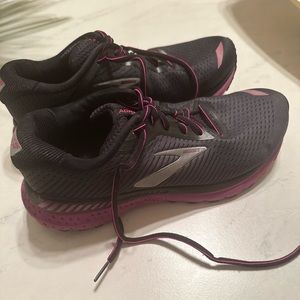 Very gently used Brooks GTS XX